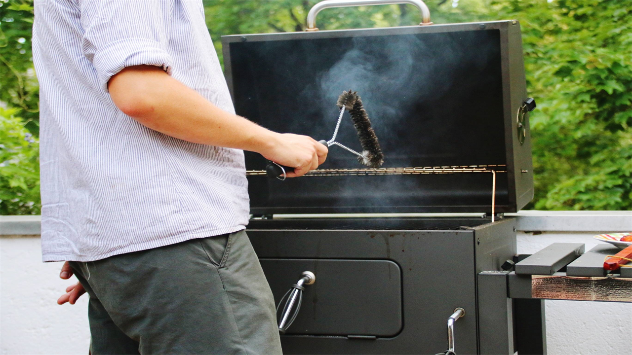 How to Clean Grills on a BBQ