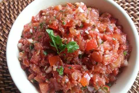 How to Make a Spicy Salsa Using Different Spices