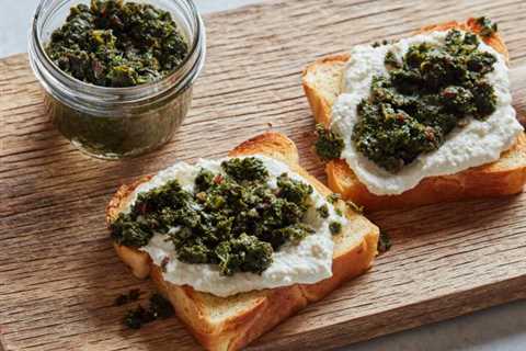 Herbs for Enhancing the Flavor of Sauces and Gravies