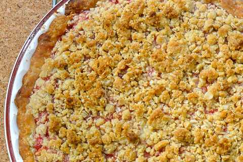 Strawberry Rhubarb Pie with Oatmeal Crumble Topping