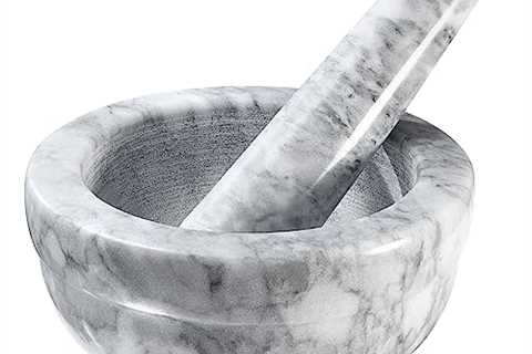 How to grind spices with a mortar and pestle set?