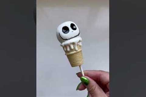 Nightmare Before Christmas cake pops with @_ohmypops_ 🎃🖤 #halloweenfood #soyummy #halloweentreats