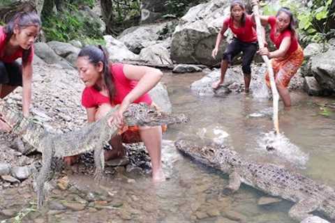 Catch Crocodile with My natural food girl - Grilled crocodile spicy delicious for Survival food