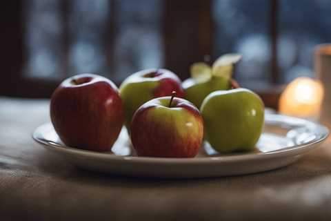 How Can Eating Apples at Night Aid in Weight Loss?