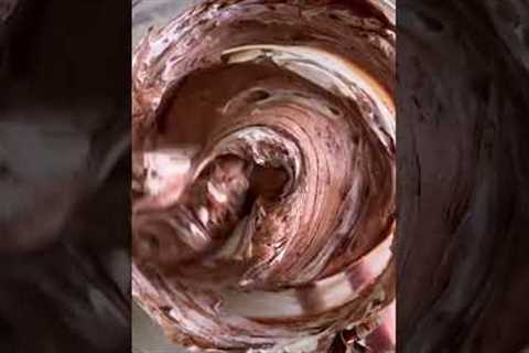 *EASIEST* EGGLESS STRAWBERRY MOUSSE CAKE | STRAWBERRY CHOCOLATE NO BAKE CAKE AT HOME #shorts